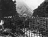 施工中の旧登竜橋（大正初期）。