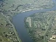 同飛行場を東側から空撮（2024年）