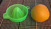 オレンジと絞り器