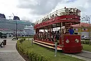 2階建て車両（赤色）（2017年撮影）