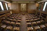オレゴン州議会の本会議場（左: 上院, 右: 下院）