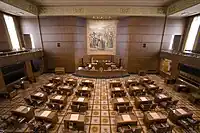 オレゴン州議会の本会議場（左: 上院, 右: 下院）