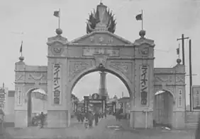 新世界ルナパークのメインエントランス(1912年頃撮影):ロープウェイによってルナパークと初代通天閣がつながっていた。ルナパークは1923年に閉鎖した。初代通天閣はルナパーク閉鎖から20年経った1943年に解体された。