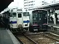 改築前の折尾駅に停車中のキハ47（左、2001年当時）