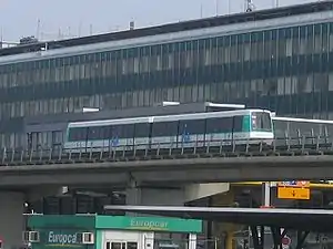 オルリー - シュド駅に到着するオルリーヴァル・シャトル