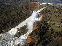 放水路途中の穴から溢れ出た水が地山を削っている（2月12日）