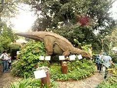 地区で発見された恐竜の像