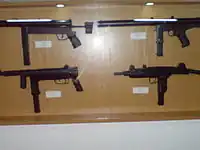 クロアチア紛争で使用されたクロアチア製の各種短機関銃の展示。右下がUZIコピーのERO。その他は、左上がザギM-91、右上がプレター91、左下Šokac短機関銃。