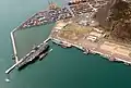 上空から見た埠頭地区とアメリカ軍空母