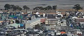 西側の朝鮮岩から望む静岡市立長田東小学校と安倍川(2016年2月16日)