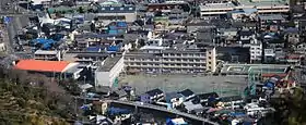 西側の朝鮮岩から望む静岡市立長田西小学校(2016年2月16日)