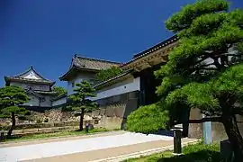 手前から大手門、大手門北方土塀、多聞櫓、千貫櫓