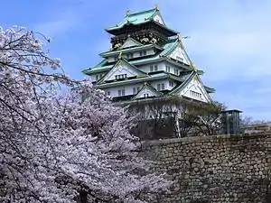 桜と天守閣