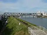 南吹田駅 - 神崎川信号場間の新線建設区間に架橋された神崎川橋梁（全長171 m、カーブ半径280 m）