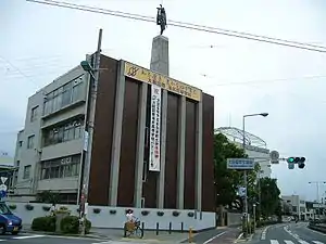 大阪国際滝井高校 右は国道479号
