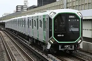 中央線で運用されている400系(弁天町駅付近、2023年7月)