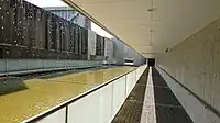 壁面の滝と通路