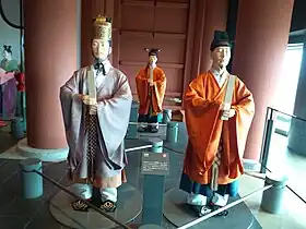 礼服を纏った侍従(大阪歴史博物館)