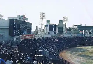 レフト側からスコアボードとライトスタンドを望む(1989年撮影)