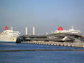現在の横浜港大さん橋ふ頭および横浜港大さん橋国際客船ターミナル