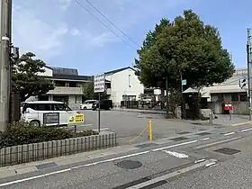 押野村役場跡地(写真左側:現金沢市八日市2丁目464番地)に建つ押野市民センターと旧押野村公民館と保育所跡地(写真右側:現金沢市八日市2丁目465番地)に建つ金沢市立八日市保育所、2021年3月19日撮影
