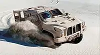 砂地を走行するL-ATV(試作車両)。