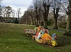 市民公園のモザイクのベンチと並木道