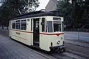 ベージュに赤帯の塗装を纏った2軸車(1989年撮影)