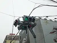 商店街を外れた所にある、珍しい自動車・歩行者用一体型信号機(裏門前町通と赤門通の交差点に設置)
