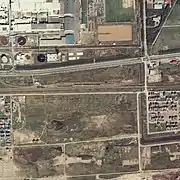 駅の東側に設けられた、本州製紙(当時)釧路工場(上)への貨物仕分線。周囲750m範囲。国土交通省 国土地理院 地図・空中写真閲覧サービスの空中写真を基に作成