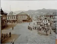 すでにビヤホールが有り、駅方向の両側にたくさんの店舗や屋台が出ている（1909年）