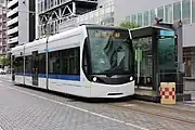 大手モール停留場に停車中のT100形電車(2020年7月)