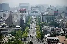 姫路大手前通りの向こうに姫路駅北口と姫路駅ビル(改築前)