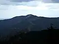 山頂から北に四寸岩山を望む