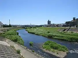 写真右側の住宅地が大西。写真右側の堤防道路の下の河原は大西町。