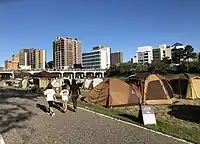 河川緑地のキャンプ場と殿橋