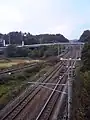 しなの鉄道線と小海線の合流点。陸橋をくぐってすぐに乙女駅がある（2009年10月）