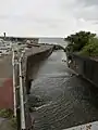 音無川河口付近。この川を避けるため、海抜下にトンネルが掘られた。