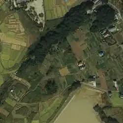 西大久手古墳（左下）と周辺の古墳（1987年（昭和62年））国土交通省 国土地理院 地図・空中写真閲覧サービスの空中写真を基に作成