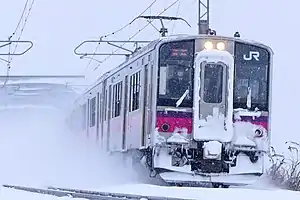 第一平川橋梁を渡る701系電車よる普通列車（2016年12月11日 撫牛子駅 - 川部駅間）