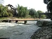 沈下橋(兵庫県・志染川、2016年) - 背後に淡河川疏水の御坂サイフォン橋が写る。