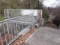 ⑥勾配を登った淡河疎水の吐口(三木市防災公園)