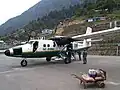 エプロンでの作業の様子。飛行機はイエティ航空のDHC-6-300。