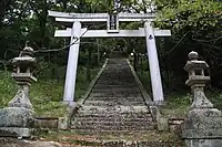 生石神社　鳥居本殿方向へ参道を見上げるように撮影。頂上付近に拝殿が見える。