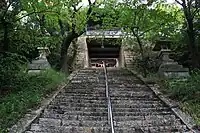 生石神社　拝殿階段途中を横切る県道から撮影。古い絵図では拝殿となっているが、現在は休憩所のように使用されている。