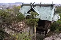 石の宝殿と本殿手前にある巨石が神体とされている「石の宝殿」。