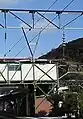 1本の電線。電車はレールが戻り線となる。
