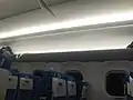 停車駅に近づくと荷棚に照明が灯る