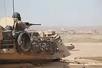 BFTを装備した海兵隊のM1A1。煙幕弾発射筒上部の構造物。