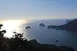 天狗倉山から望む尾鷲湾に浮かぶ無人島の佐波留島(さばるじま)、と桃頭島(とがしま)